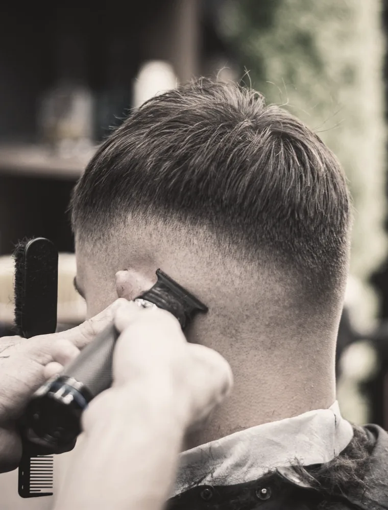 Dovršen skin fade sa strane glave.