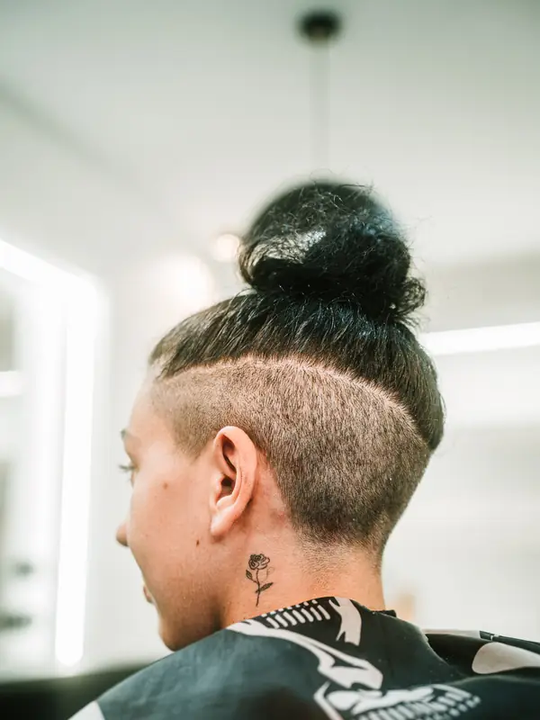 Undercut s izbrijanom linijom ispod punđe.