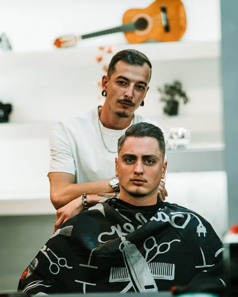 Gotov side part s fadeom, barber stoji iza klijenta.